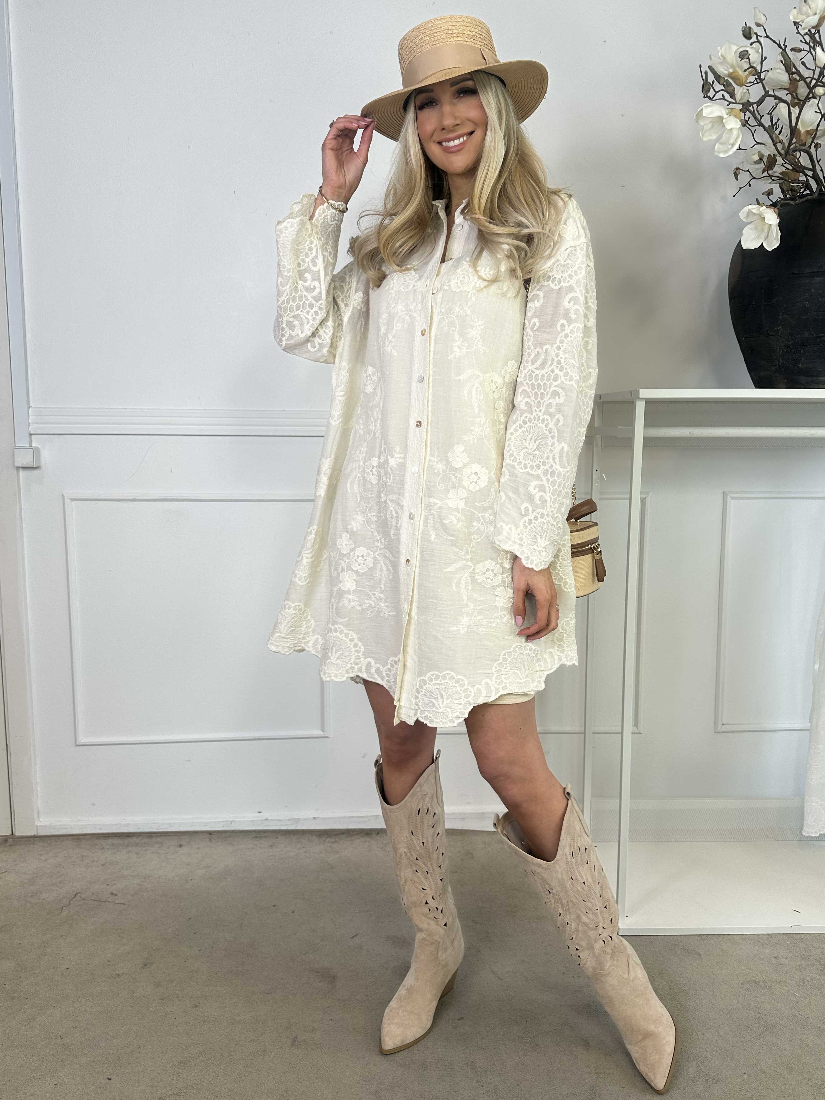 Cynthia - Sød skjorte i bomuld med fine broderinger